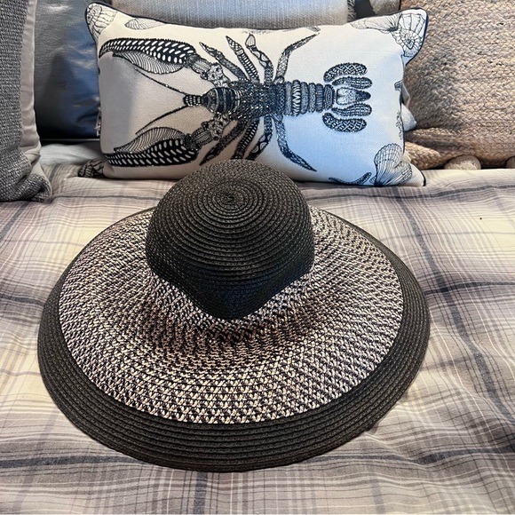 New! Chicos Woven Hat Decor - Picture 1 of 7